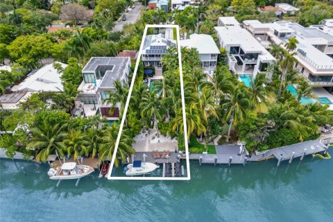 House in Miami, Florida 4 bedrooms, 374.49 sq.m. № 1856899 - photo 2