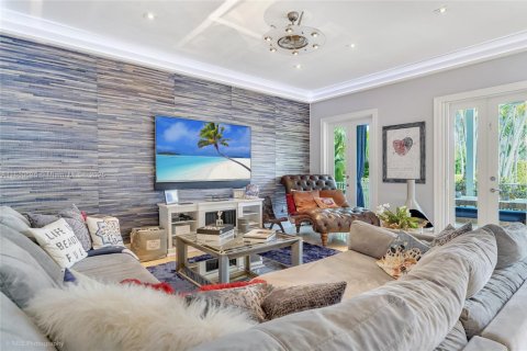 House in Miami, Florida 4 bedrooms, 374.49 sq.m. № 1856899 - photo 21