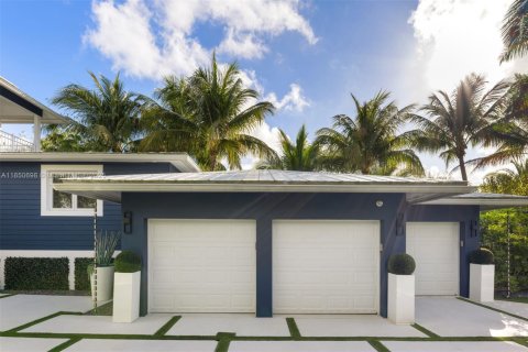 House in Miami, Florida 4 bedrooms, 374.49 sq.m. № 1856899 - photo 23