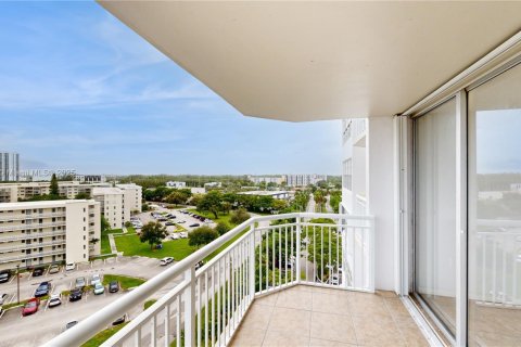 Studio in the Condo in Aventura, Florida  № 1897578 - photo 2