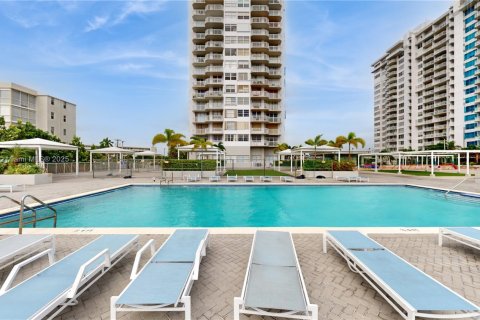 Studio in the Condo in Aventura, Florida  № 1897578 - photo 1