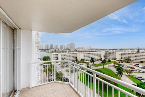 Studio in the Condo in Aventura, Florida  № 1897578 - photo 3