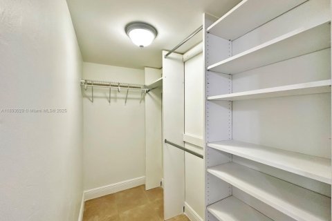 Купить кондоминиум в Майами, Флорида 3 спальни, 96.62м2, № 1969619 - фото 12