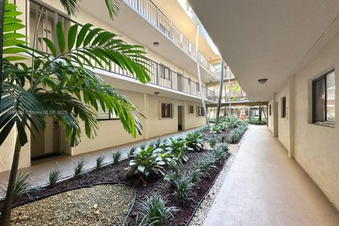 Купить кондоминиум в Майами, Флорида 3 спальни, 96.62м2, № 1969619 - фото 3