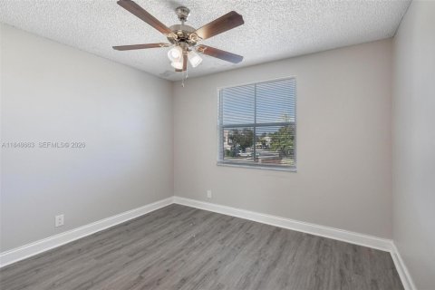 House in Margate, Florida 3 bedrooms, 113.53 sq.m. № 1871810 - photo 20