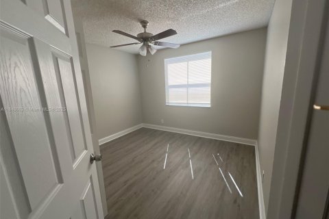 House in Margate, Florida 3 bedrooms, 113.53 sq.m. № 1871810 - photo 10