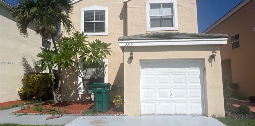 House in Margate, Florida 3 bedrooms, 113.53 sq.m. № 1871810