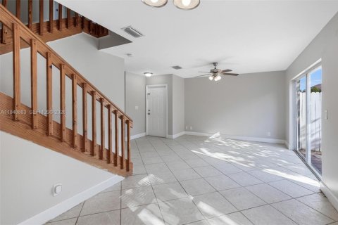 House in Margate, Florida 3 bedrooms, 113.53 sq.m. № 1871810 - photo 16