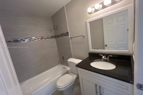 House in Margate, Florida 3 bedrooms, 113.53 sq.m. № 1871810 - photo 8