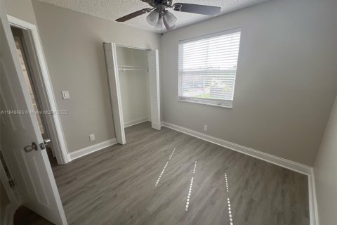 House in Margate, Florida 3 bedrooms, 113.53 sq.m. № 1871810 - photo 9
