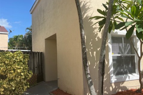 House in Margate, Florida 3 bedrooms, 113.53 sq.m. № 1871810 - photo 12