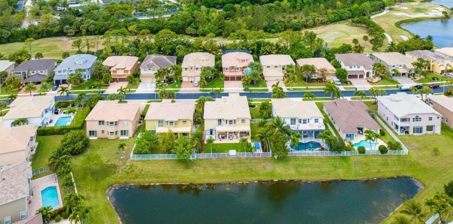 House in Royal Palm Beach, Florida 5 bedrooms, 369.19 sq.m. № 1104391