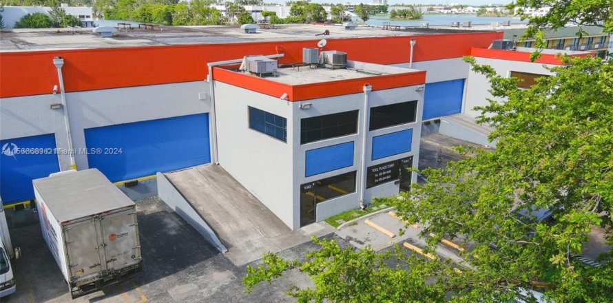 Commercial property in Doral, Florida № 1120172