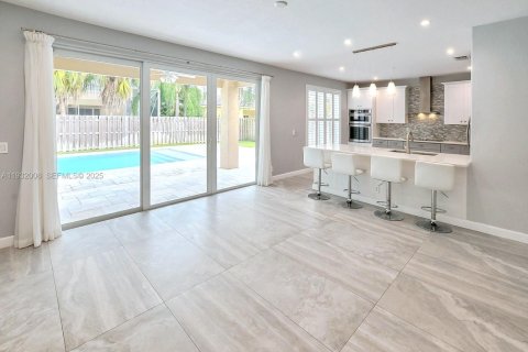 Снять в аренду виллу или дом в Уэстон, Флорида 4 спальни, 238.76м2, № 1990669 - фото 10