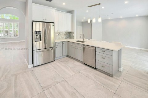 Снять в аренду виллу или дом в Уэстон, Флорида 4 спальни, 238.76м2, № 1990669 - фото 17