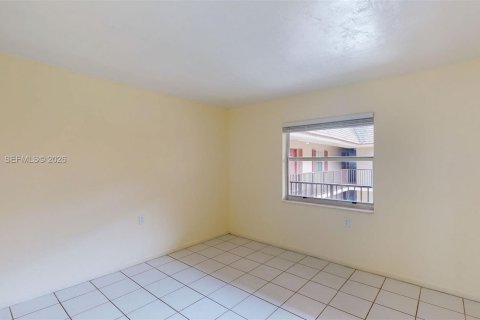 Condo in Miami, Florida, 2 bedrooms  № 2067899 - photo 12