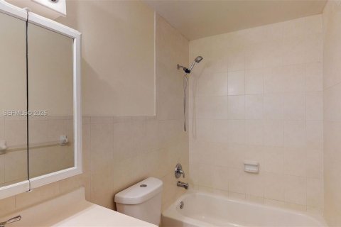 Condo in Miami, Florida, 2 bedrooms  № 2067899 - photo 14