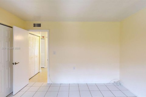 Condo in Miami, Florida, 2 bedrooms  № 2067899 - photo 13