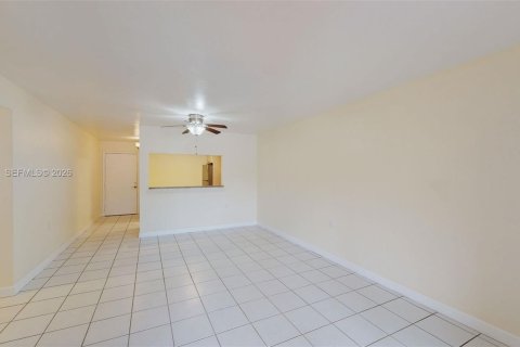 Condo in Miami, Florida, 2 bedrooms  № 2067899 - photo 6