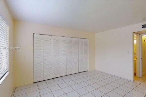 Condo in Miami, Florida, 2 bedrooms  № 2067899 - photo 9