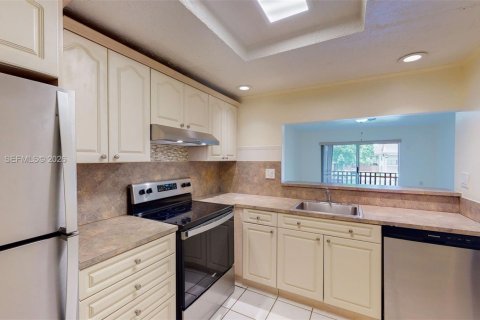 Condo in Miami, Florida, 2 bedrooms  № 2067899 - photo 2