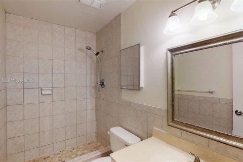 Condo in Miami, Florida, 2 bedrooms  № 2067899 - photo 10