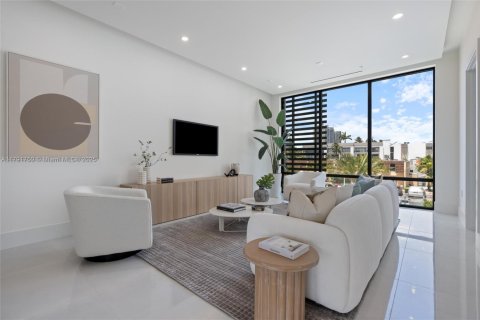 Townhouse in North Miami Beach, Florida 4 bedrooms, 326.64 sq.m. № 1745624 - photo 6