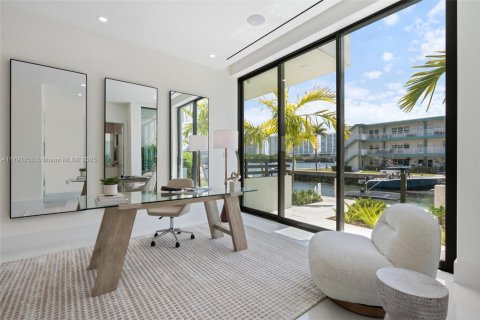 Townhouse in North Miami Beach, Florida 4 bedrooms, 326.64 sq.m. № 1745624 - photo 29