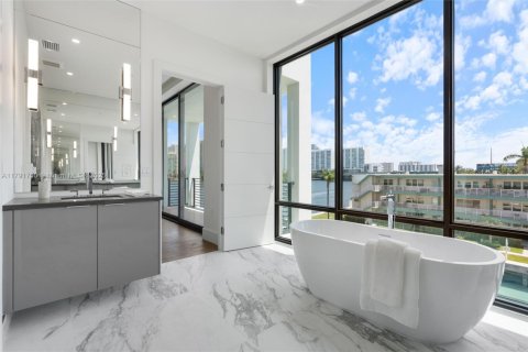 Townhouse in North Miami Beach, Florida 4 bedrooms, 326.64 sq.m. № 1745624 - photo 19