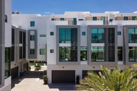 Townhouse in North Miami Beach, Florida 4 bedrooms, 326.64 sq.m. № 1745624 - photo 26