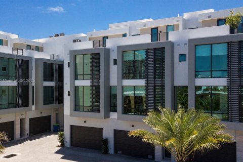 Townhouse in North Miami Beach, Florida 4 bedrooms, 326.64 sq.m. № 1745624 - photo 25