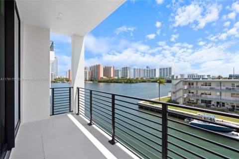 Townhouse in North Miami Beach, Florida 4 bedrooms, 326.64 sq.m. № 1745624 - photo 24