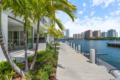 Townhouse in North Miami Beach, Florida 4 bedrooms, 326.64 sq.m. № 1745624 - photo 28