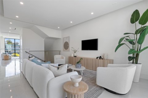 Townhouse in North Miami Beach, Florida 4 bedrooms, 326.64 sq.m. № 1745624 - photo 5