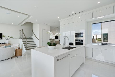 Townhouse in North Miami Beach, Florida 4 bedrooms, 326.64 sq.m. № 1745624 - photo 3