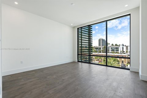 Townhouse in North Miami Beach, Florida 4 bedrooms, 326.64 sq.m. № 1745624 - photo 14