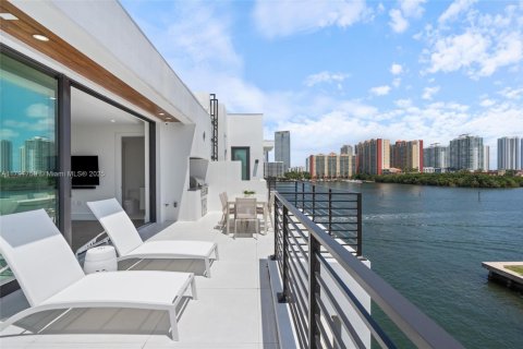 Townhouse in North Miami Beach, Florida 4 bedrooms, 326.64 sq.m. № 1745624 - photo 23