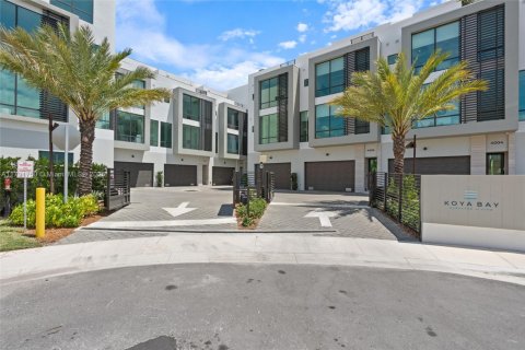 Townhouse in North Miami Beach, Florida 4 bedrooms, 326.64 sq.m. № 1745624 - photo 27