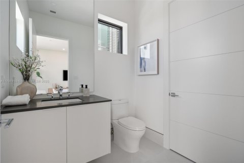 Townhouse in North Miami Beach, Florida 4 bedrooms, 326.64 sq.m. № 1745624 - photo 22