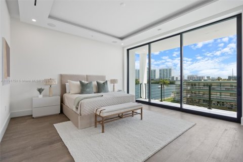 Townhouse in North Miami Beach, Florida 4 bedrooms, 326.64 sq.m. № 1745624 - photo 17