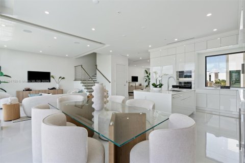 Townhouse in North Miami Beach, Florida 4 bedrooms, 326.64 sq.m. № 1745624 - photo 9