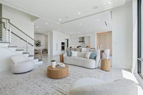 Townhouse in North Miami Beach, Florida 4 bedrooms, 326.64 sq.m. № 1745624 - photo 11