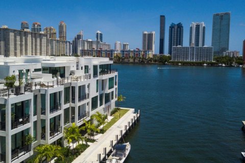 Townhouse in North Miami Beach, Florida 4 bedrooms, 326.64 sq.m. № 1745624 - photo 1