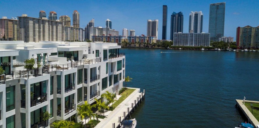 Townhouse in North Miami Beach, Florida 4 bedrooms, 326.64 sq.m. № 1745624