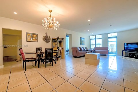 Condo in Bal Harbour, Florida, 2 bedrooms  № 1937450 - photo 11