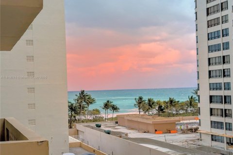 Condo in Bal Harbour, Florida, 2 bedrooms  № 1937450 - photo 6