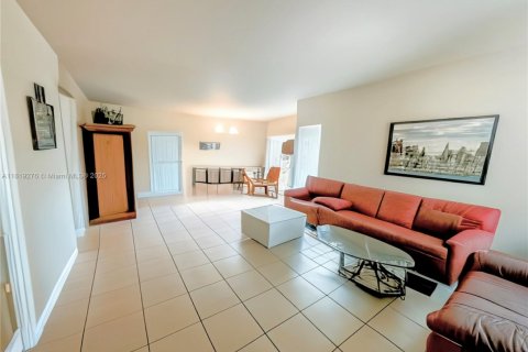 Condo in Bal Harbour, Florida, 2 bedrooms  № 1937450 - photo 7