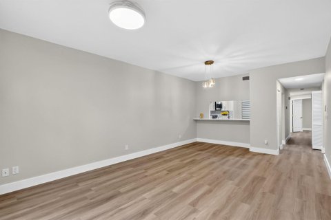 Condo in Stuart, Florida, 2 bedrooms  № 2176749 - photo 15
