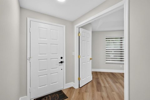 Condo in Stuart, Florida, 2 bedrooms  № 2176749 - photo 12