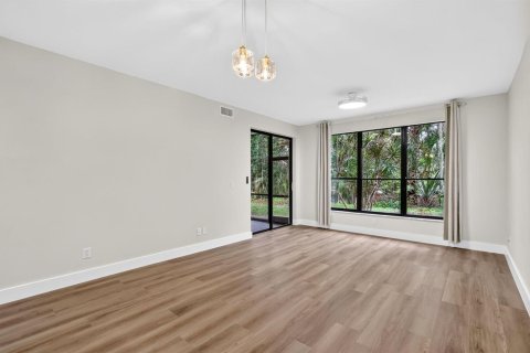 Condo in Stuart, Florida, 2 bedrooms  № 2176749 - photo 16